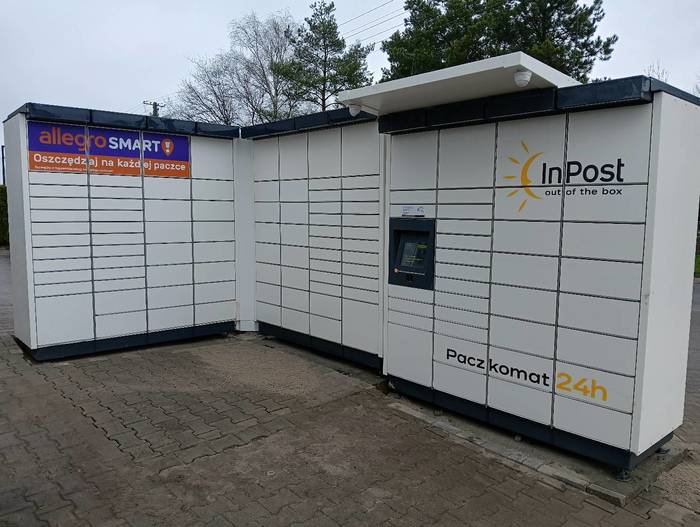 Paczkomat ROA02M Na parkingu pry sklepie SPAR