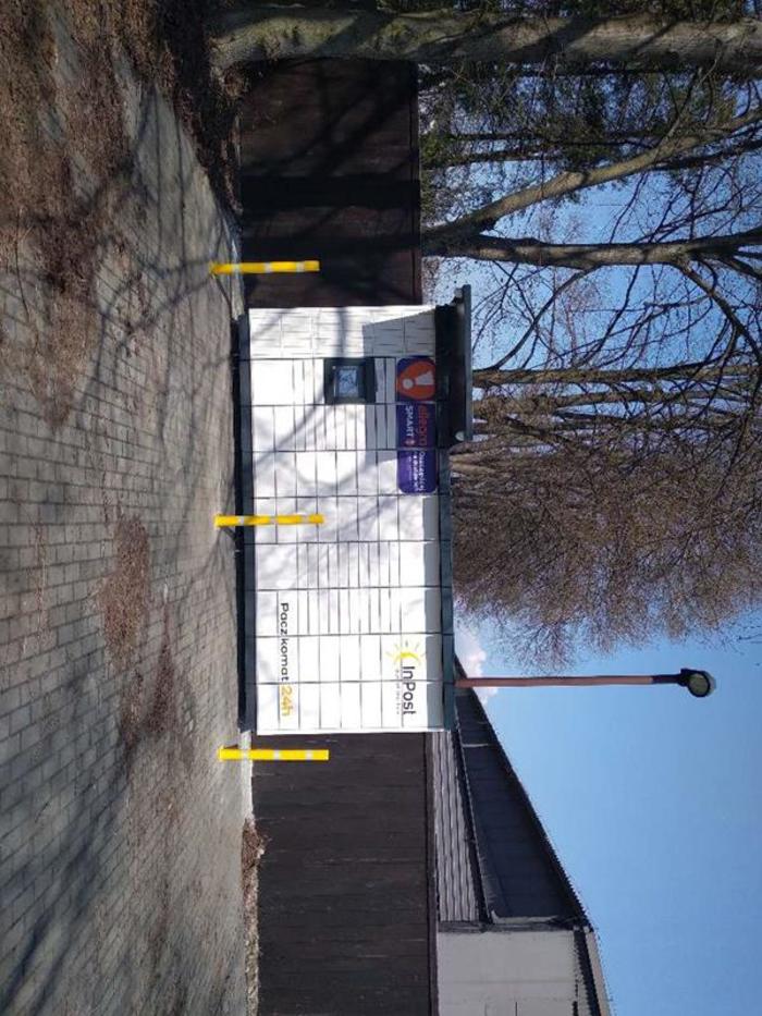 Paczkomat ROG03M Na parkingu salonu Ludwik Style