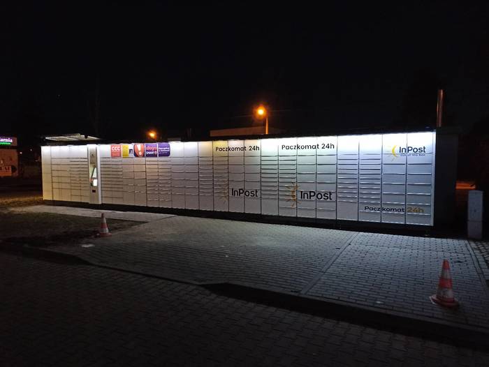Paczkomat ROK02A Na parkingu przy Galerii Handlowej