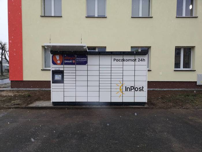 Paczkomat RON01M Przed budynkiem Klubu Osiedlowego w Rosnowie