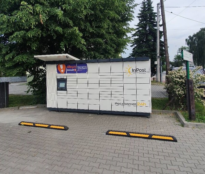 Paczkomat ROP04M Na parkingu po prawej stronie