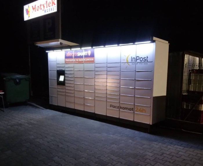 Paczkomat ROQ01M parking przed sklepem