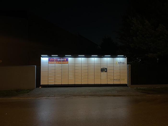 Paczkomat ROS01BAPP W ogrodzeniu posesji prywatnej