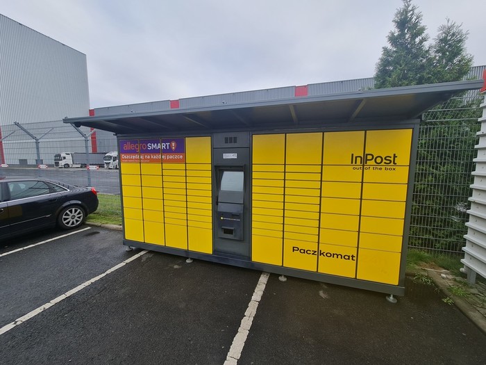 Paczkomat ROSZ01G Na Parkingu przy Centrum Dystrybucyjnym Kaufland