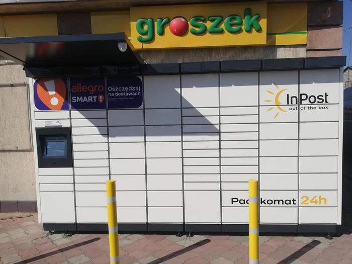 Paczkomat ROW01M ściana sklepu od strony parkingu