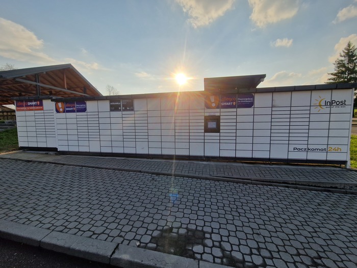 Paczkomat RPA02M Przed parkingiem Gminnym, naprzeciwko kościoła