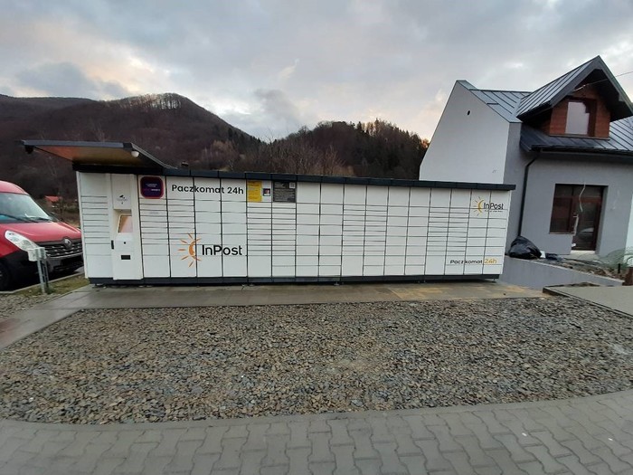 Parcel Locker RRO01A Na końcu parkingu Willi Poprad