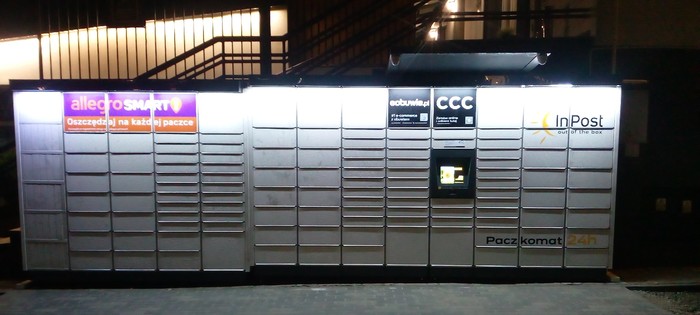 Paczkomat RSC02M Boczna ściana budynku