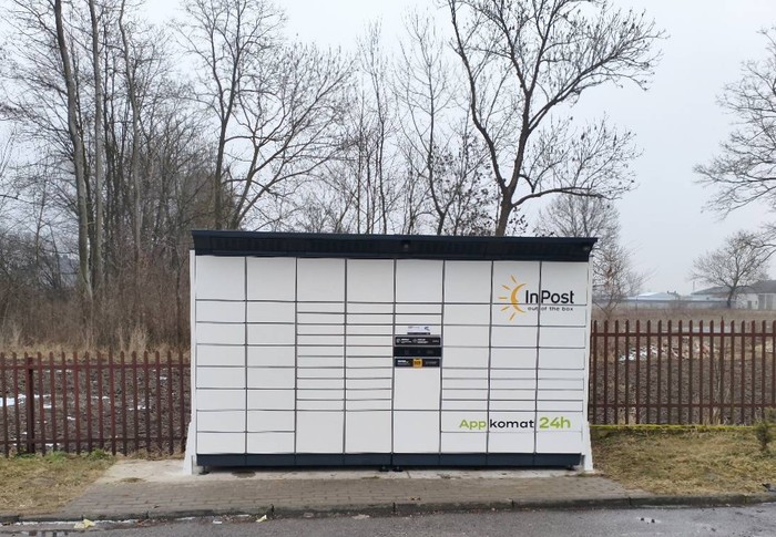 Paczkomat RSE01BAPP Na parkingu przy sklepie ABC
