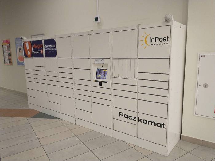 Parcel Locker RSL01HO CH Ruda Śląska Plaza, 1 piętro, główny hol, po prawej stronie windy