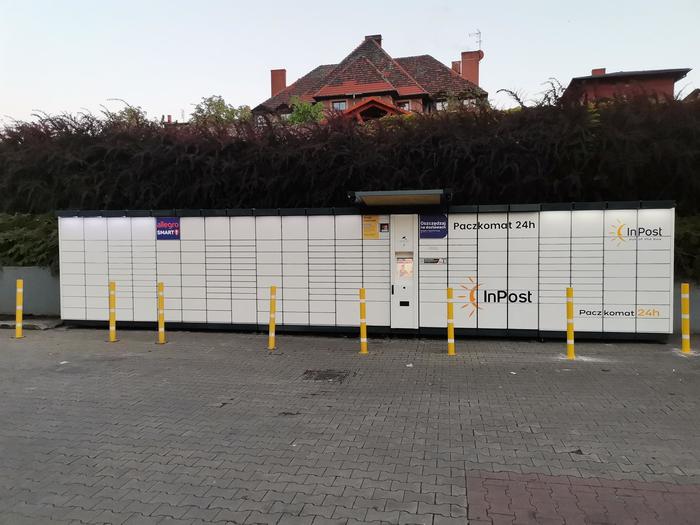Paczkomat RSL13A Na parkingu przy sklepie Aldi
