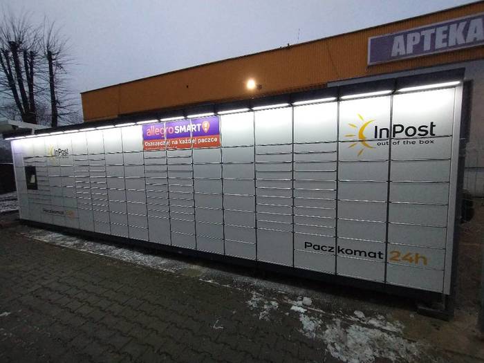 Paczkomat RSL23M na parkingu na tyłach budynku
