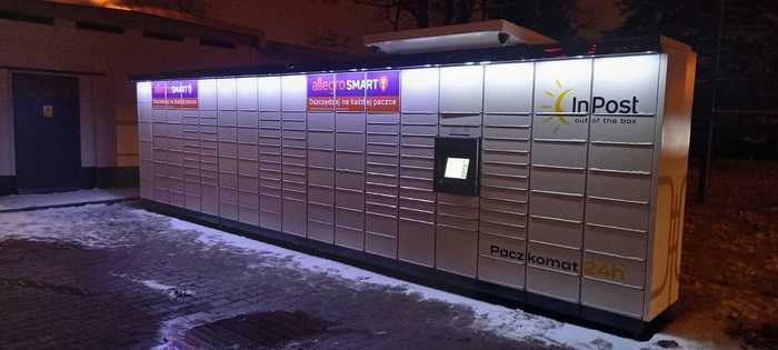 Paczkomat RSL27M na parkingu, naprzeciwko restauracji Stara Drukarnia