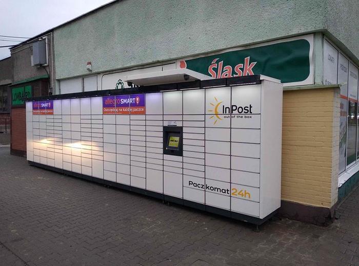 Paczkomat RSL30M po lewej stronie budynku