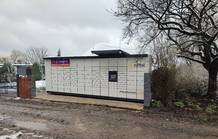 Paczkomat RSL33M obok budynku