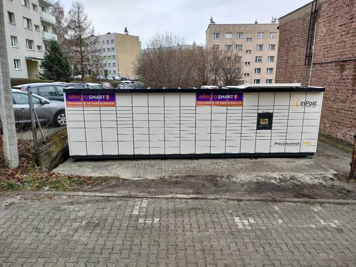 Paczkomat RSL34M przed budynkiem