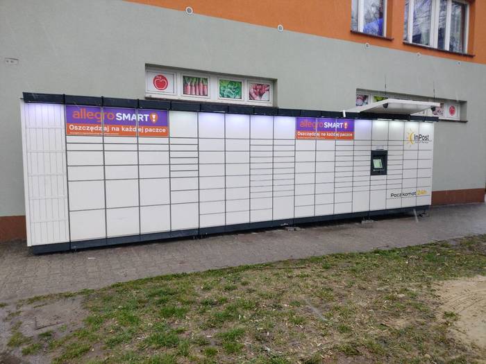 Paczkomat RSL38M przy sklepie
