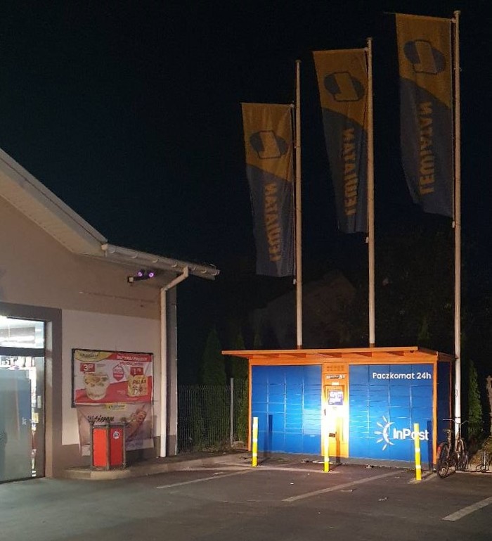 Paczkomat RSN01G Na parkingu marketu Lewiatan