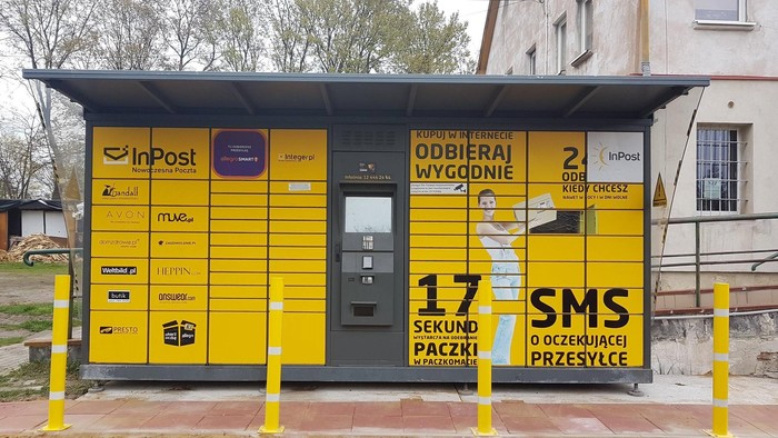 Paczkomat RSO01G Po prawej stronie od wejścia do punktu aptecznego