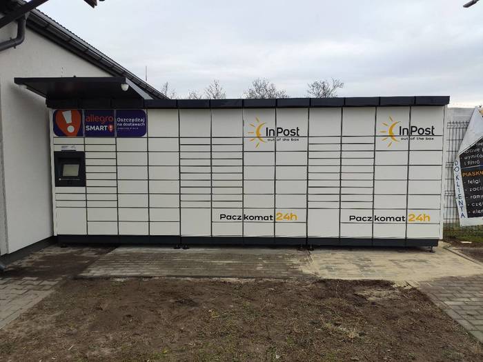 Paczkomat RSR01M Przed wejściem do sklepu Lewiatan