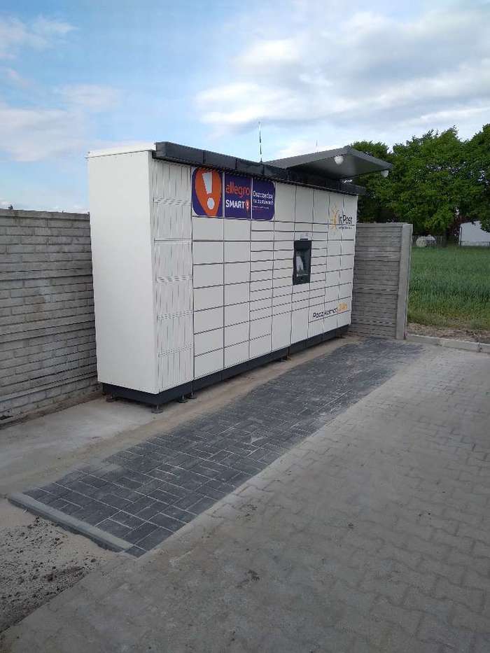 Paczkomat RSY01M parking stacji Moya