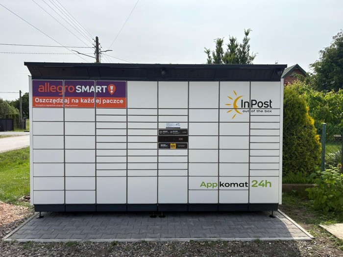 Paczkomat RSYQ01BAPP Na parkingu przed sklepem Żółwik