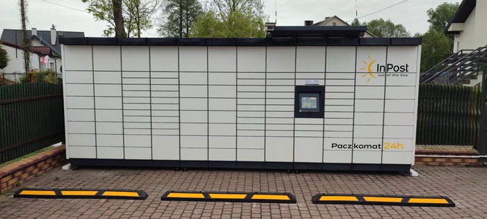 Paczkomat RTA01M Na parkingu sklepu