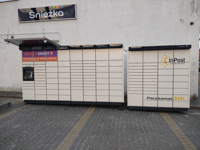 Paczkomat RTL02M Obok pasażu handlowego