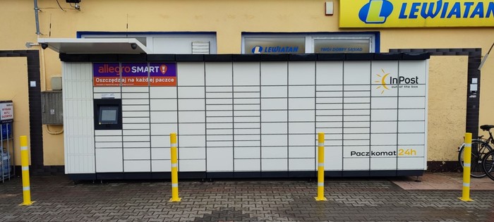Paczkomat RTO01M przed sklepem Lewiatan