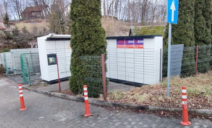 Parcel Locker RUA02M Parking obok szkoły