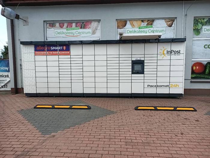 Paczkomat RUC02M Na parkingu przy Delikatesach Centrum