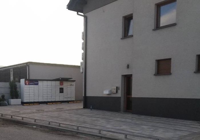 Paczkomat RUD01M na parkingu