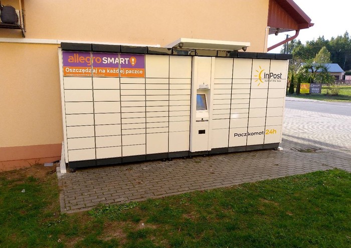 Paczkomat RUDQ01A Z boku sklepu