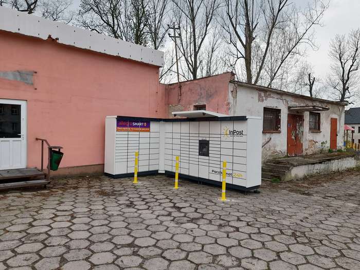 Paczkomat RUJ01M Po prawej stronie od wejścia.