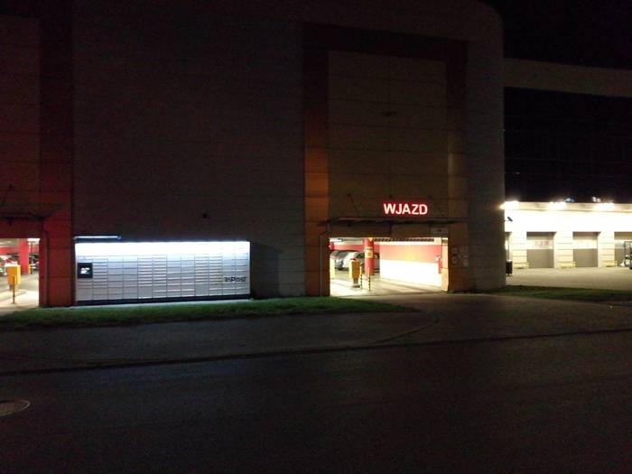 Paczkomat RUM03M Przy wjeździe na parking do Galerii RUMIA