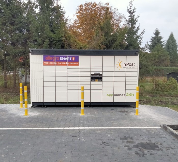 Поштомат RUNQ01BAPP parking przed sklepem