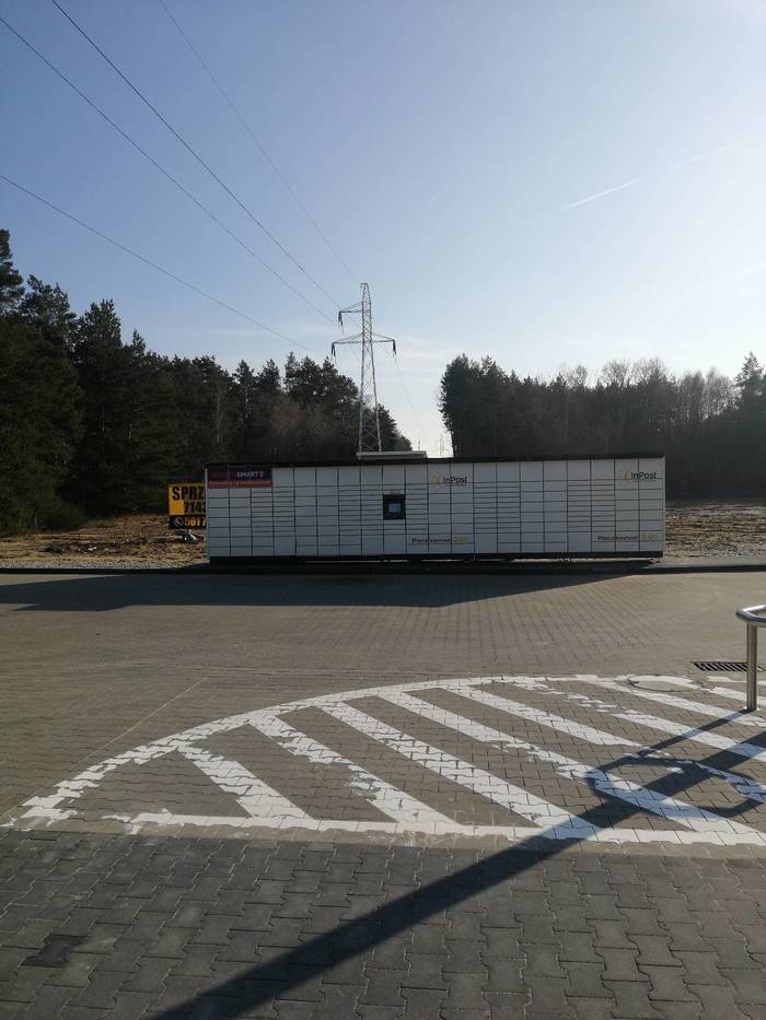 Paczkomat RUO02M na parkingu
