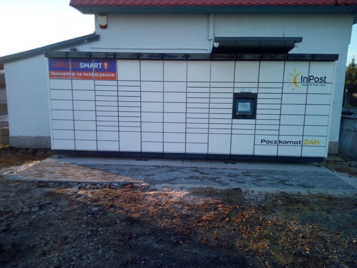 Paczkomat RVD01M Parking przy sklepie spożywczym