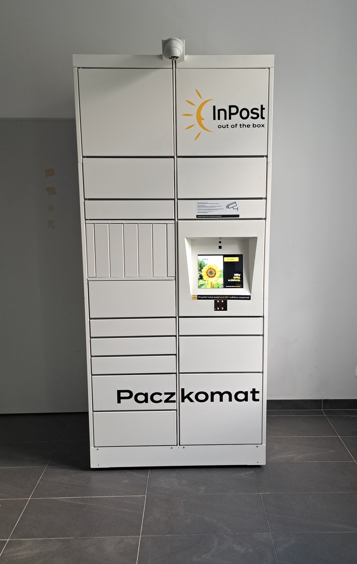 Paczkomat RWA01HP poczekalnia dworca PKP