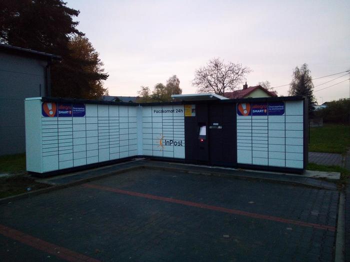 Paczkomat RWA03A Na parkingu myjni bezdotykowej