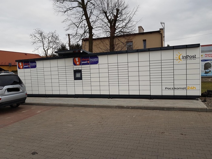 Paczkomat RWA04M Przy parkingu Lidla, po prawej stronie od wejścia.