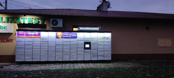 Paczkomat RWI01M Przy sklepie Antyki-Żabka