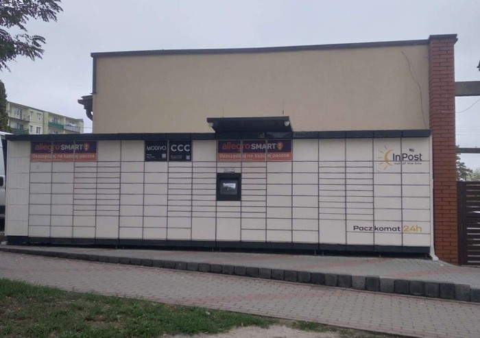 Paczkomat RWM01M Przy tylnej ścianie sklepu Kabanos