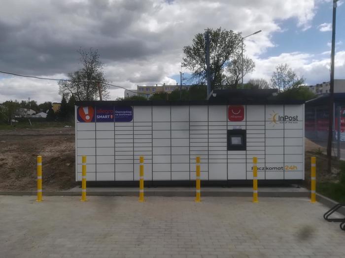 Paczkomat RWM02M Na końcu parkingu