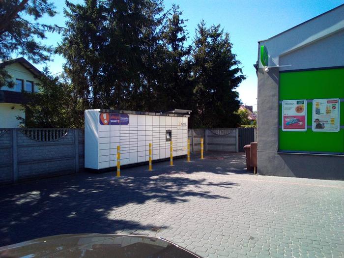 Paczkomat RWM03M Na parkingu sklepu Żabka