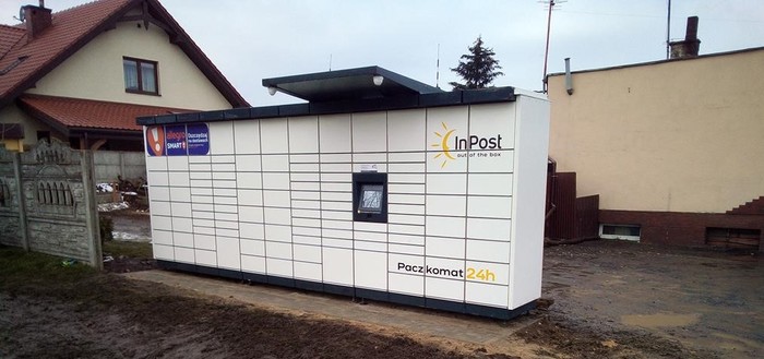 Paczkomat RWM04M Przy wjeździe na parking przy sklepie ABC