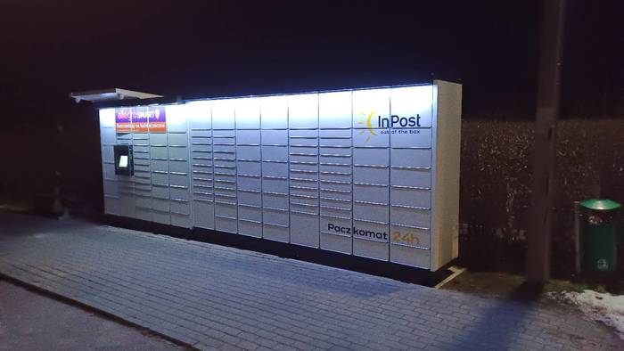 Paczkomat RXC02M Na parkingu przy Urzędzie Gminy
