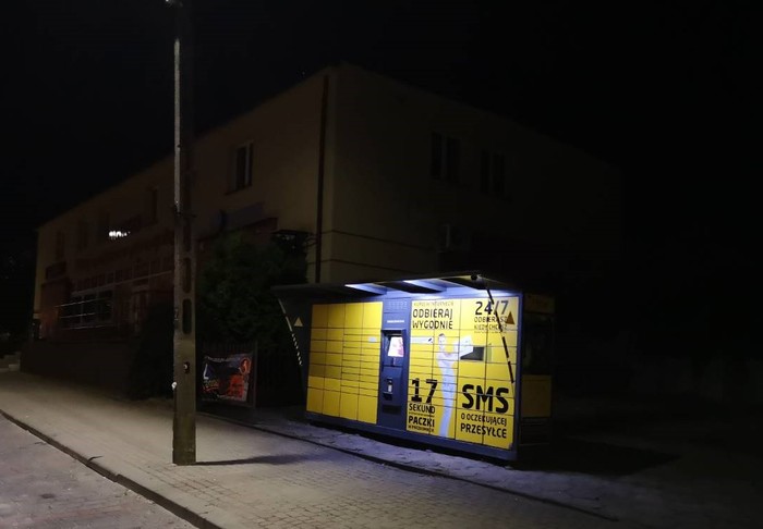 Paczkomat RXK01G Parking sklepu spożywczego margo