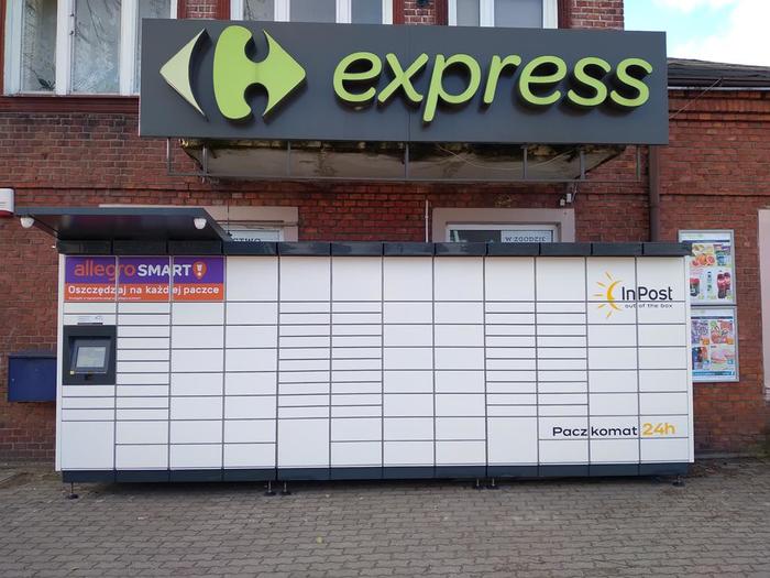 Paczkomat RYA01M Na parkingu przy sklepie Carrefour Express