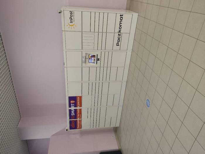 Paczkomat RYB01HO CH Rybnik Plaza obok Grycana